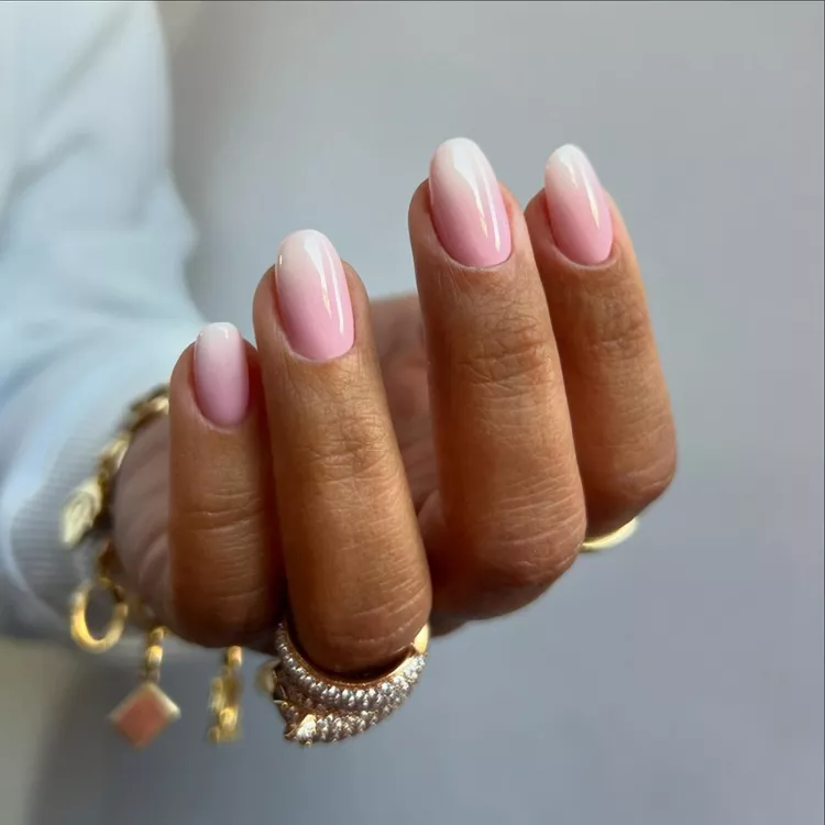 12 White Ombré Nail Ideas for Winter and Beyond 